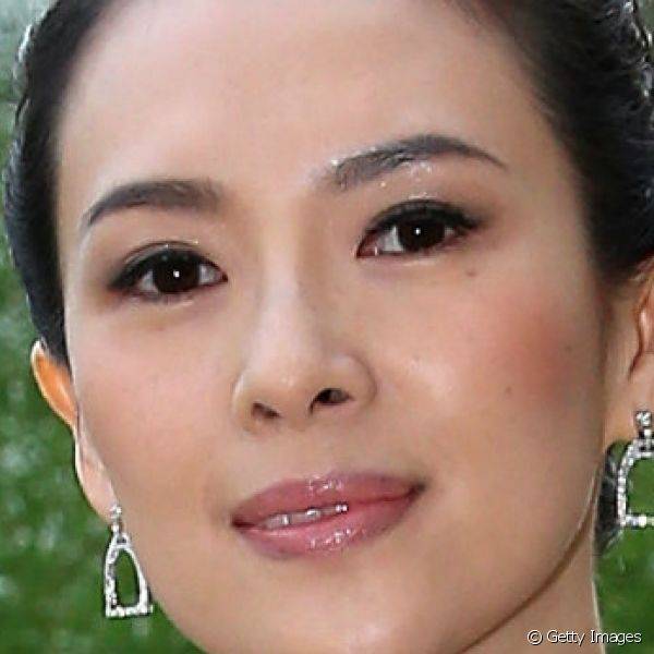 Elegante, a atriz chinesa Zhang Ziyi harmonizou os olhos delineados com blush bronze e batom nude